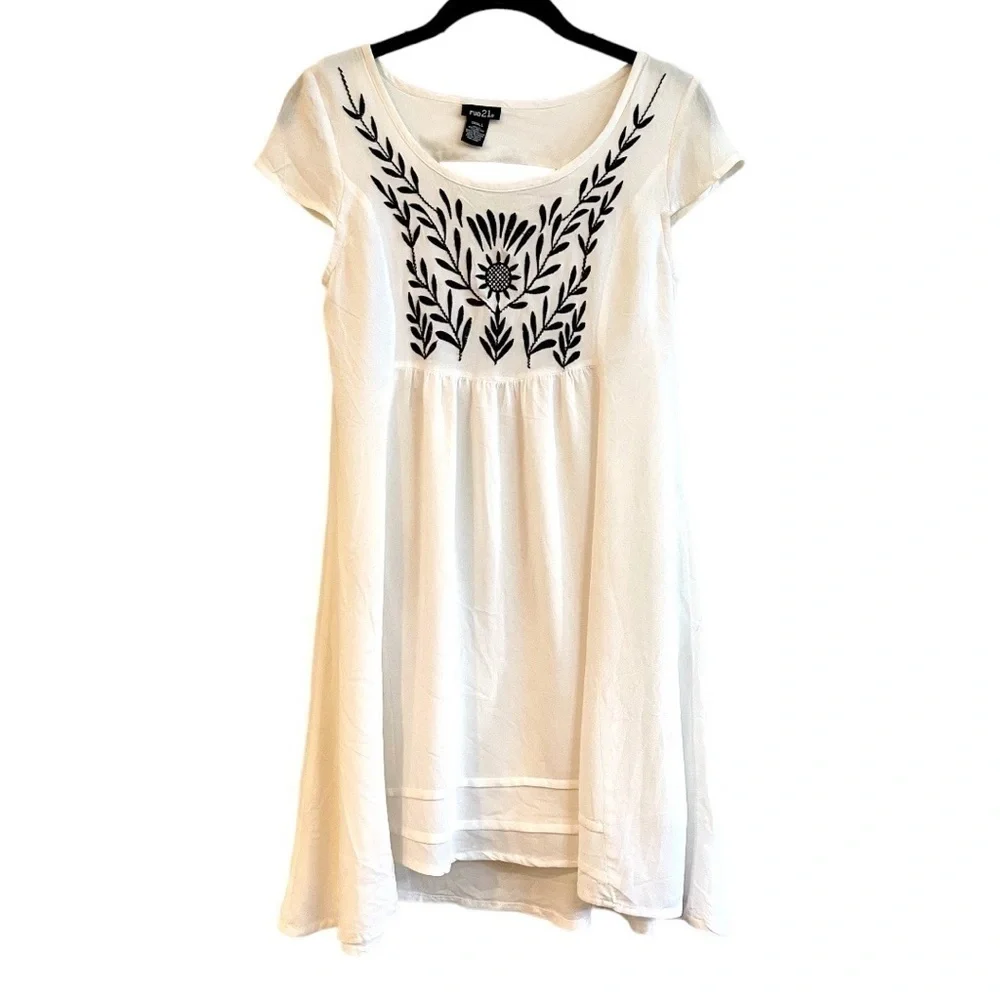 RUE 21, WHITE EMPIRE DRESS WITH BLACK EMBROIDERY. HI-LOW SKIRT. SIZE S
